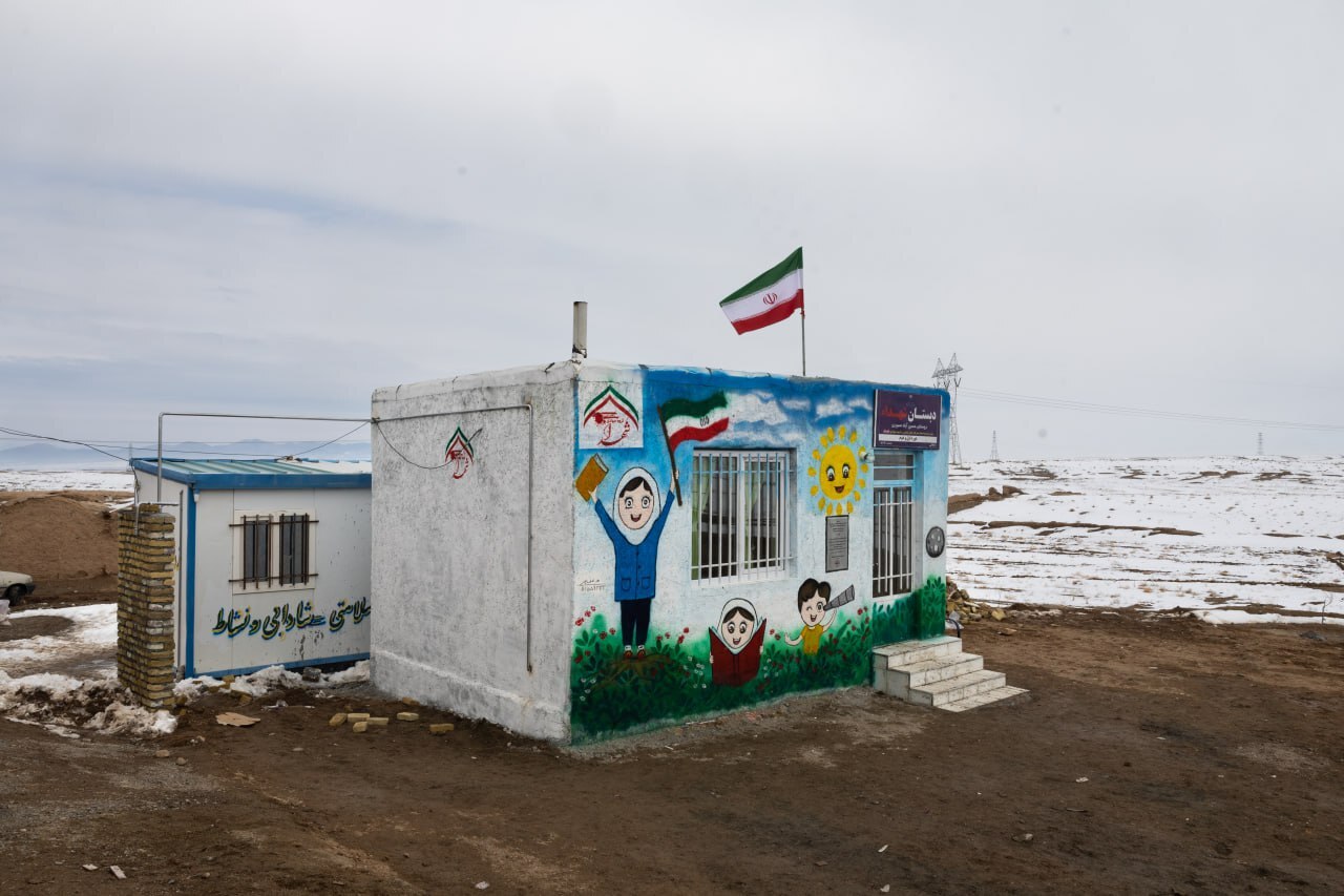 افتتاح سومین مدرسه یک گروه جهادی در منطقه محروم/ «شهدا» نام دبستان روستای حسین آباد